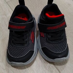 Toddler Sketcher Sneakers Size 6